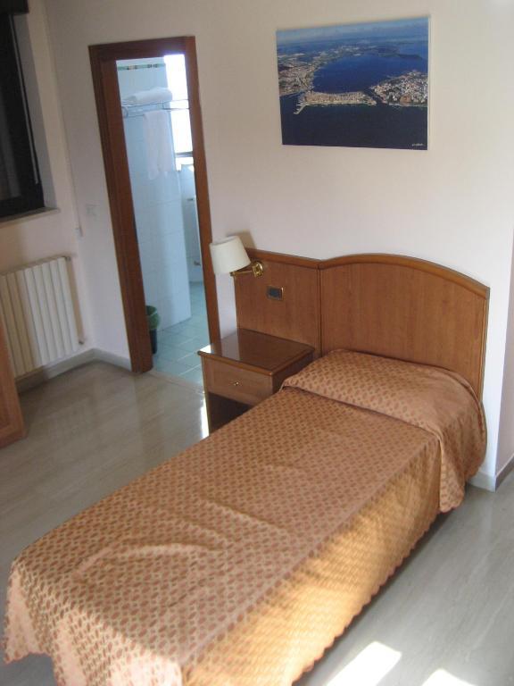Single Room with Balcony,19845940:JPEG