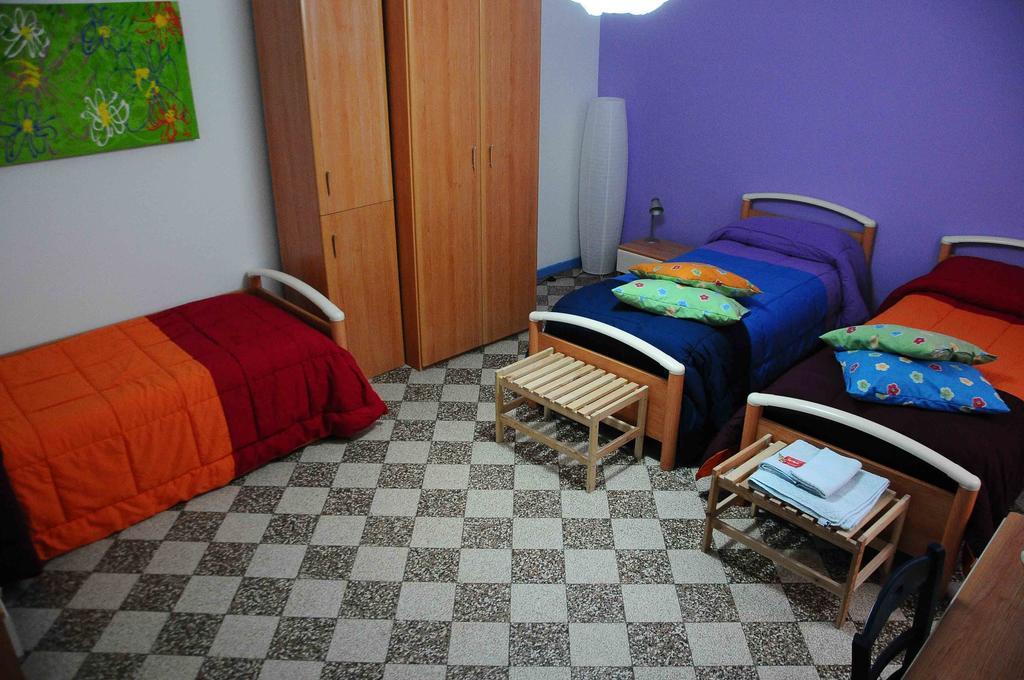 Pokój Trzyosobowy z prywatną łazienką poza pokojem