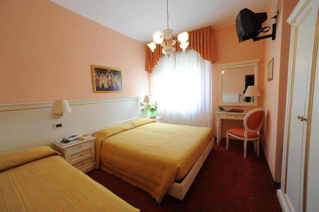 Double or Twin Room with Mountain View