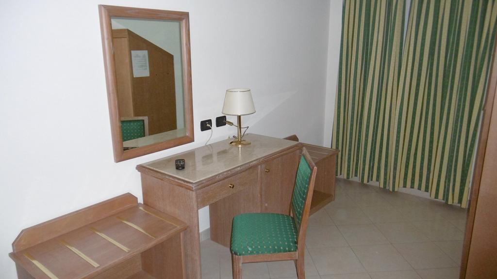 Standard Double or Twin Room,210484721:JPEG