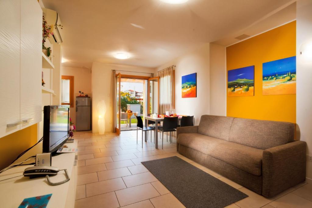 Two-Bedroom House,686449062:JPEG