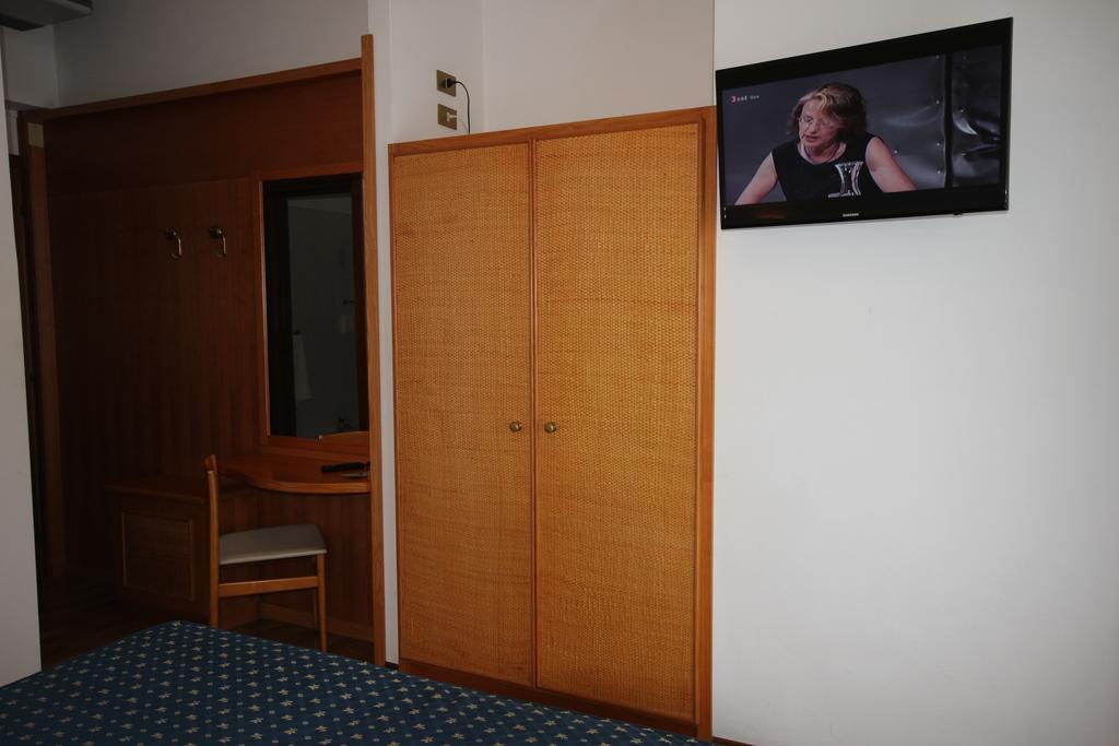 Szoba kétszemélyes ággyal