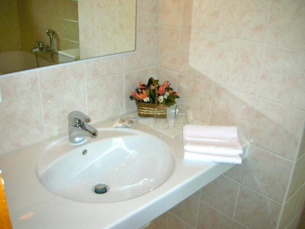 Standard Single Room with Balcony,109765281:JPEG