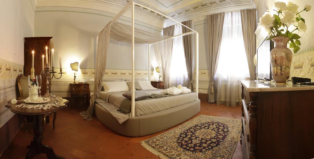 Double Room Four Poster Bed,249761313:JPEG