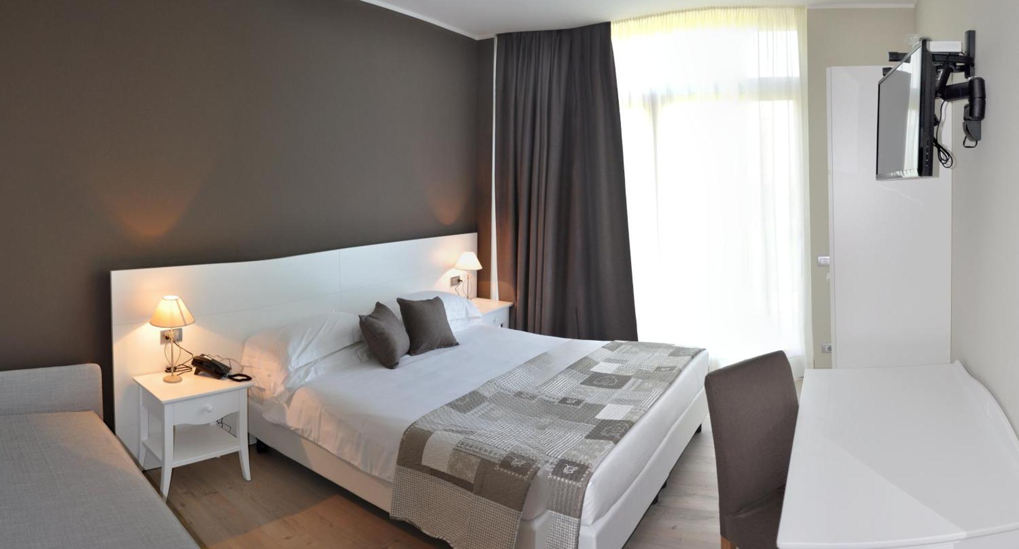 Superior Double or Twin Room Frontal Lake View
