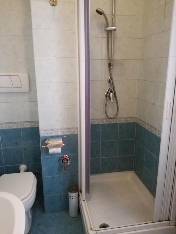 Quarto com Cama de Casal ou 2 de Solteiro e Banheiro