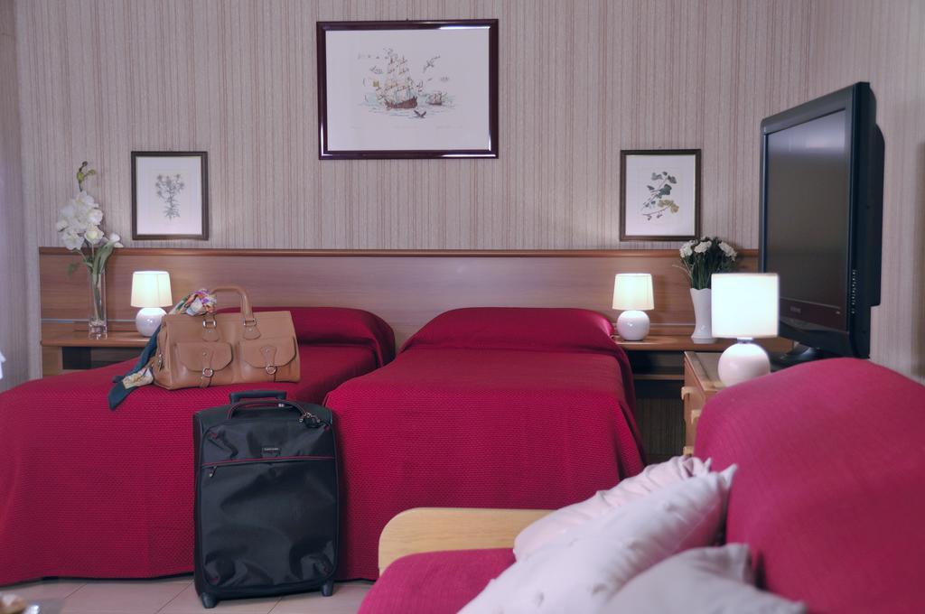Triple Room,265526821:JPEG