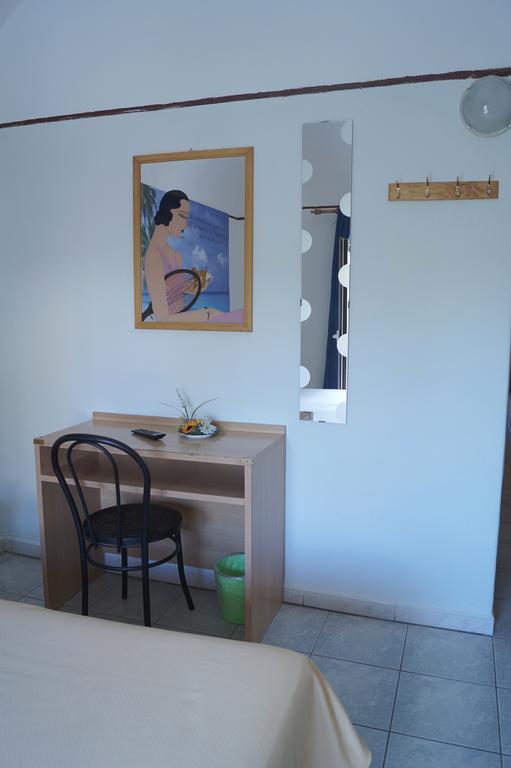 Lit dans Dortoir Masculin de 3 Lits