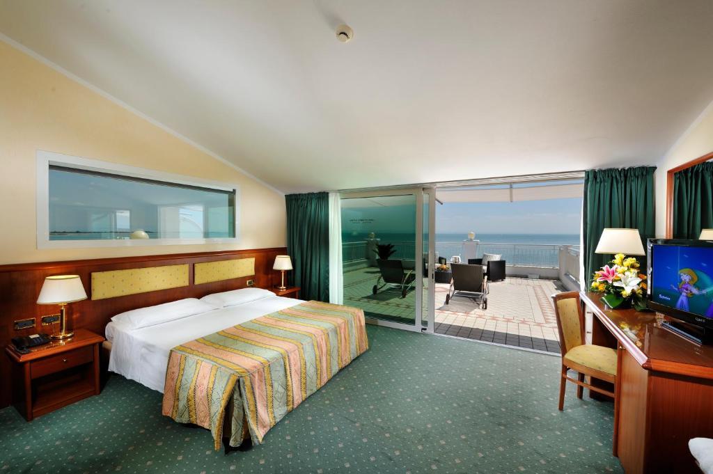 Deluxe Double or Twin Room Sea View