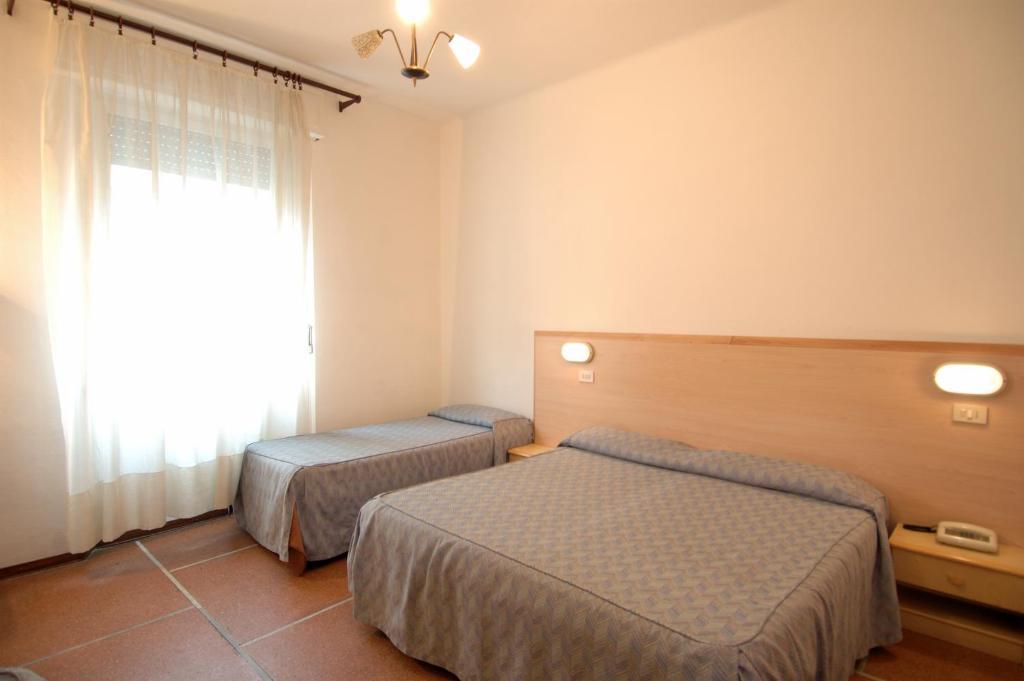 Deze driepersoonskamer heeft een gedeelde badkamer.