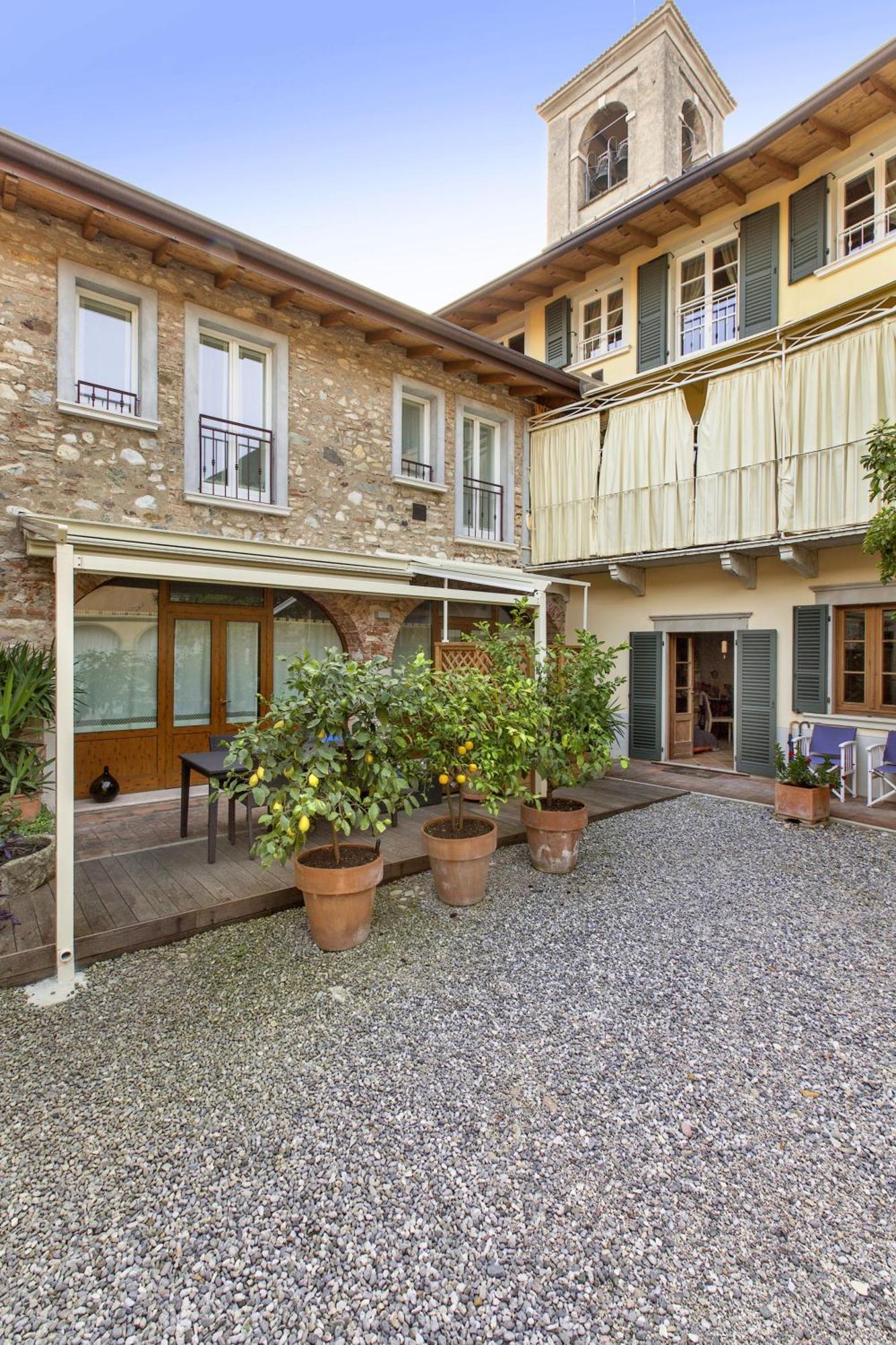 Geräumiges Apartment mit 1 Schlafzimmer und Whirlpool-Badewanne