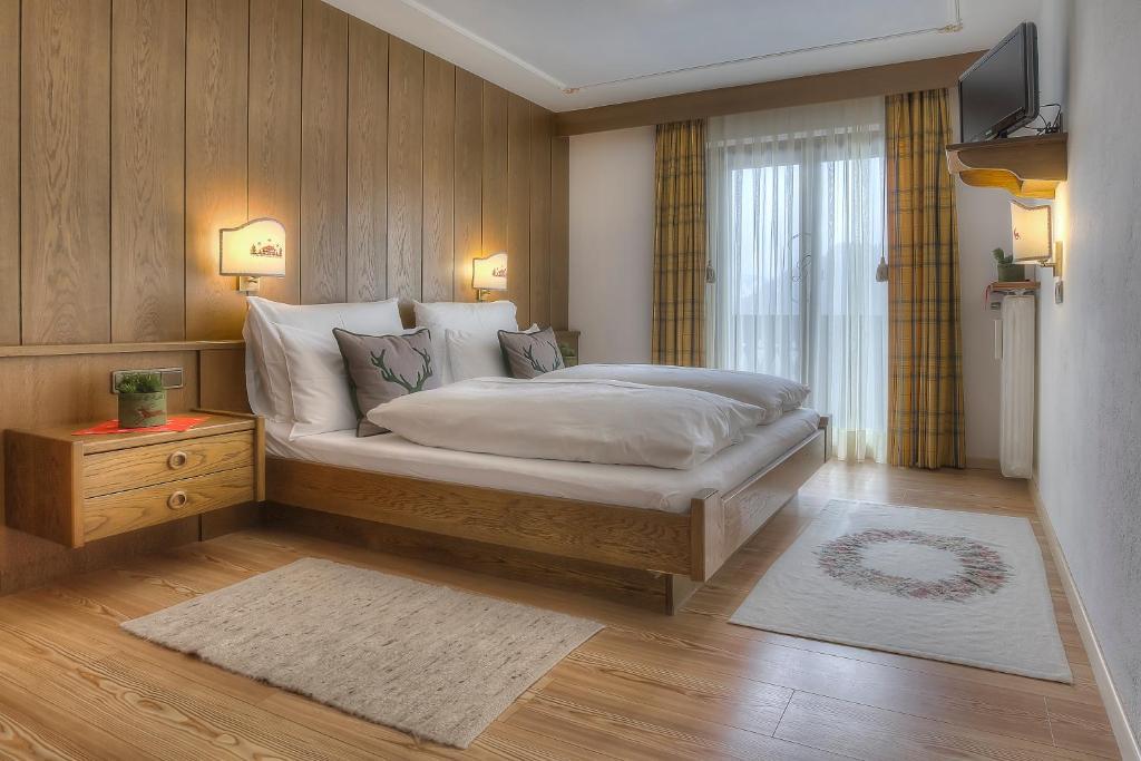 Family Room,30639848:JPEG