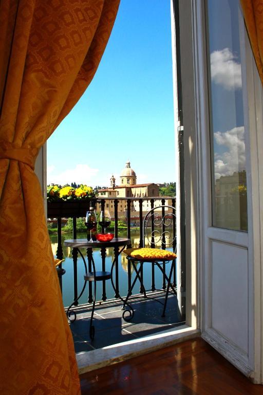 Apartament typu Suite z łóżkiem typu king-size, balkonem i widokiem na rzekę