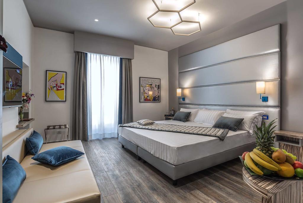 Quarto com Cama King-size e Banheira de Hidromassagem