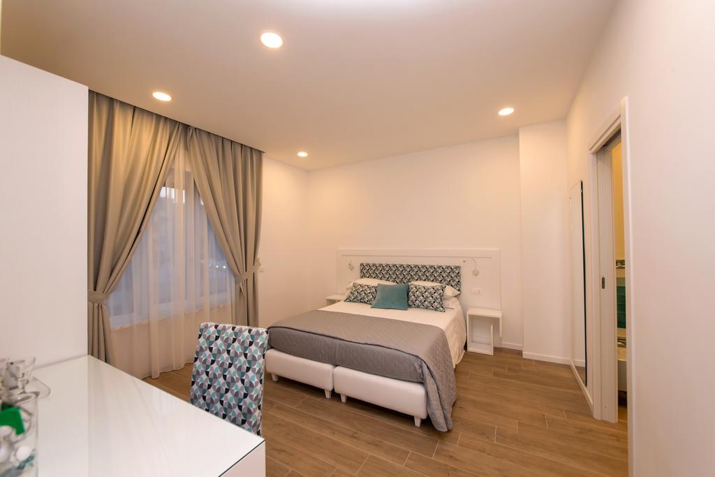 Quarto com Cama de Casal ou 2 de Solteiro e Banheiro