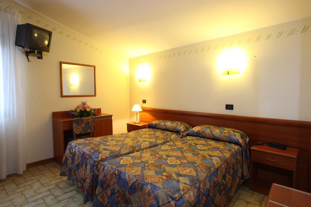 Double or Twin Room,379929358:JPEG