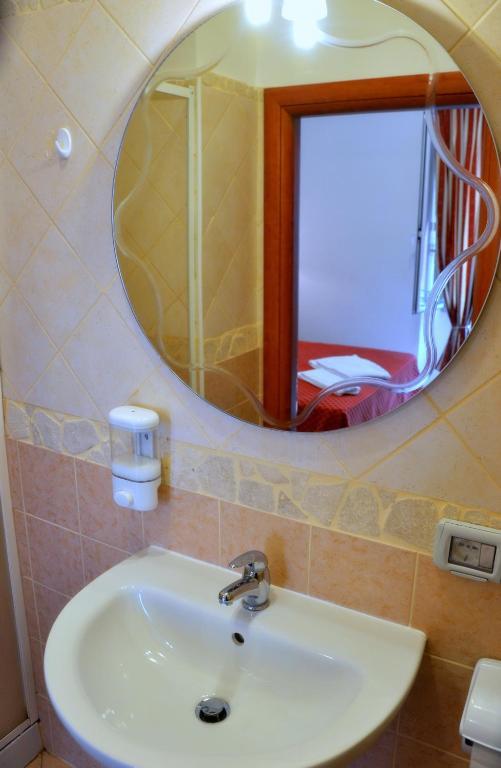Quarto com Cama de Casal ou 2 de Solteiro