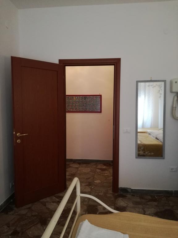 Quarto Duplo Básico com Banheiro Compartilhado