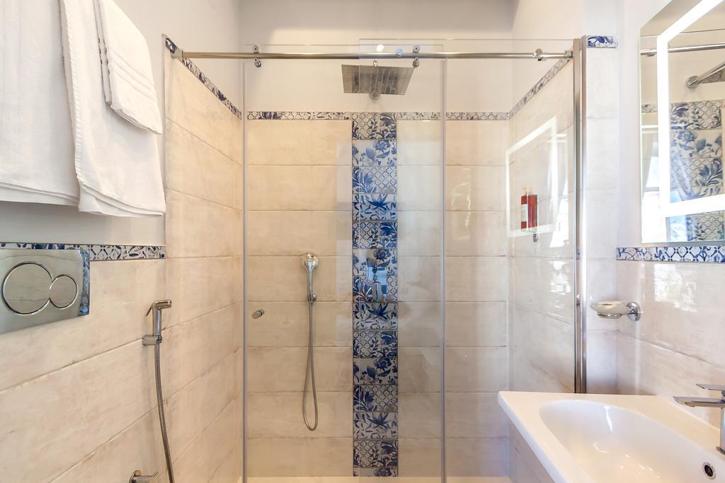 Family Room with Balcony,697841115:JPEG