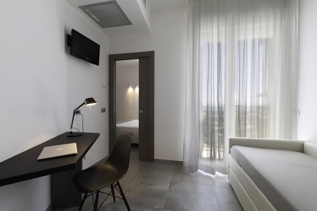 Two Connecting Rooms,399664566:JPEG