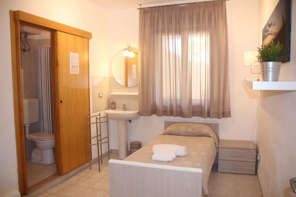 Single Room,664775973:JPEG