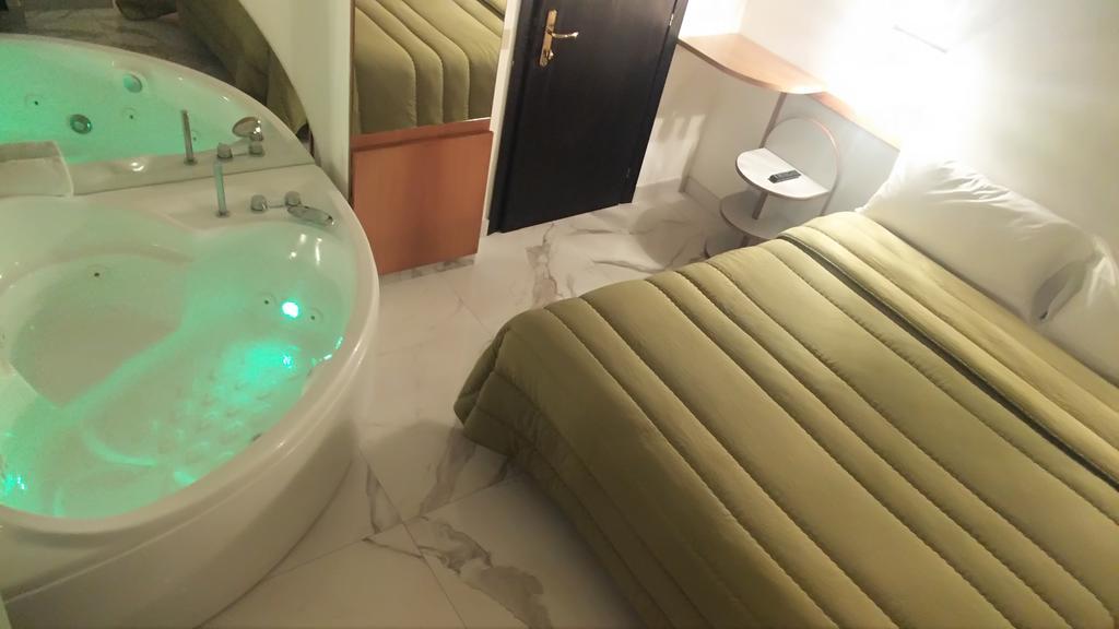 Pokój dwuosobowy z wanną z hydromasażem