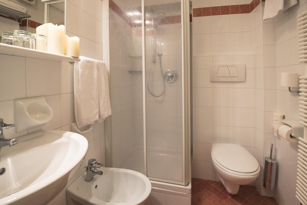 Doppel-/Zweibettzimmer mit Bad