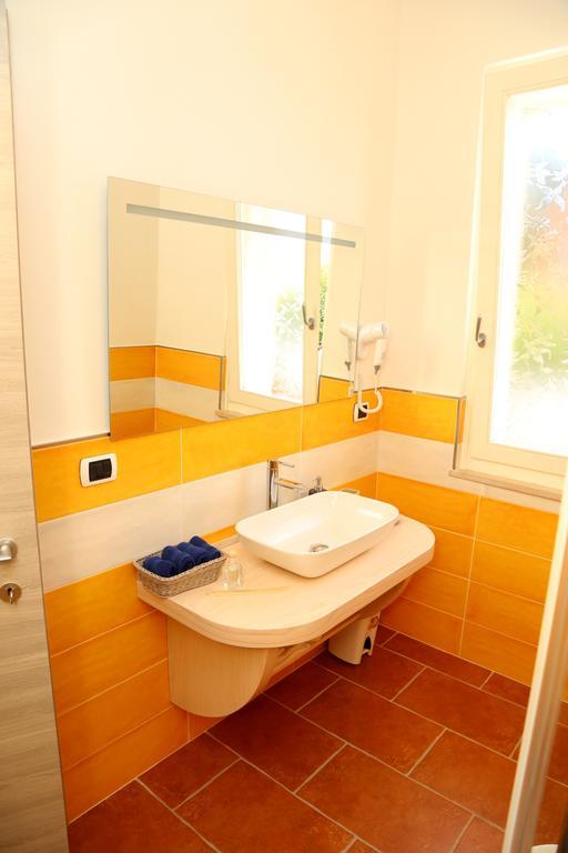 Habitación con cama extragrande y balcón