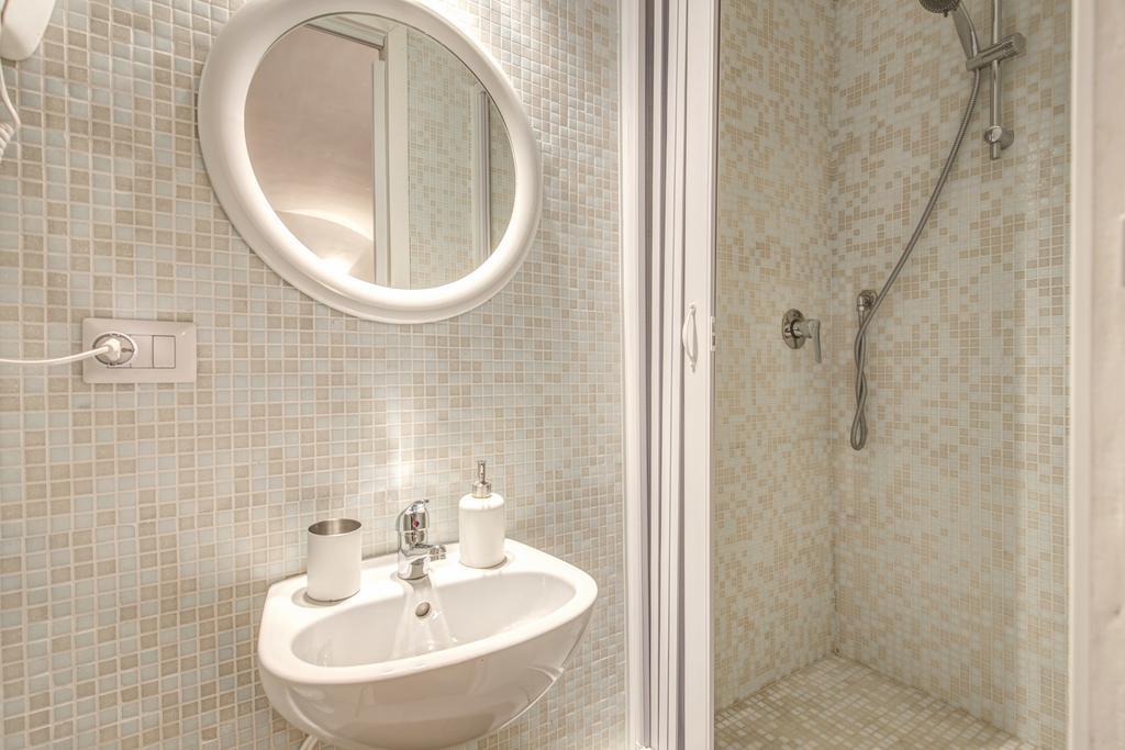 Single Room,413283501:JPEG