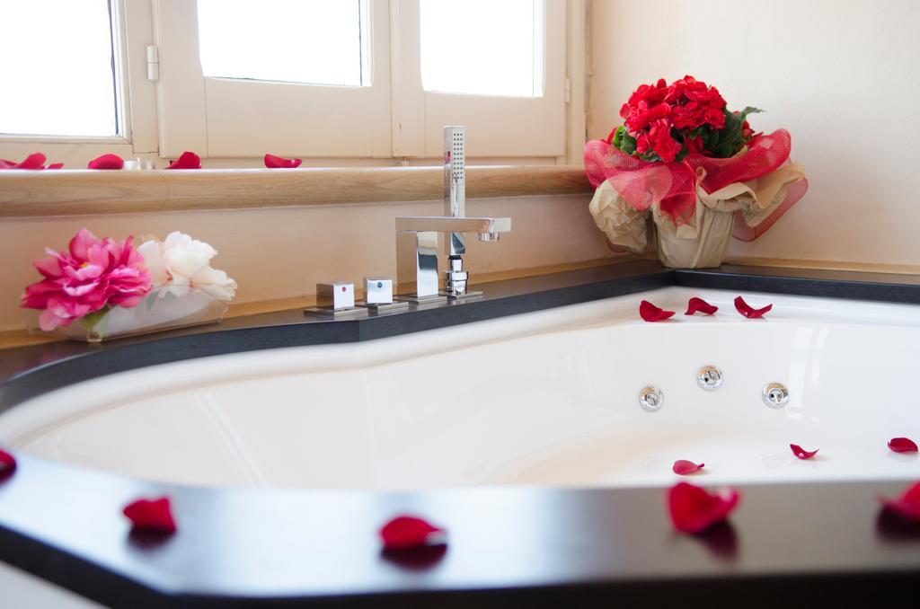 Suite with Spa Bath,682200141:JPEG