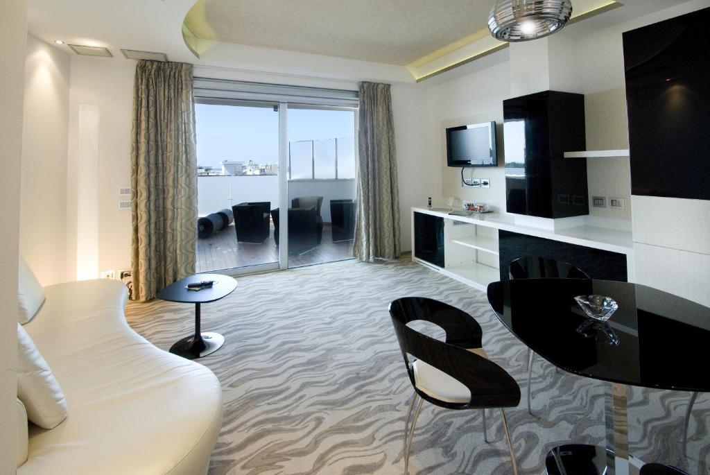Luxury Suite Top Floor,42112366:JPEG