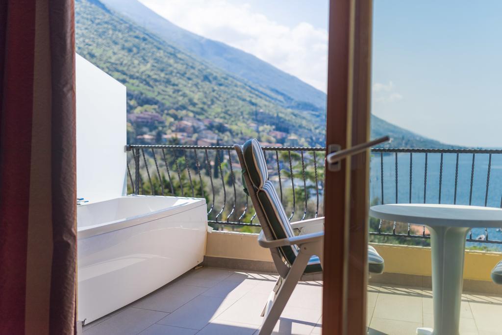 Junior Suite with External Whirlpool and Lake View,966778528:JPEG