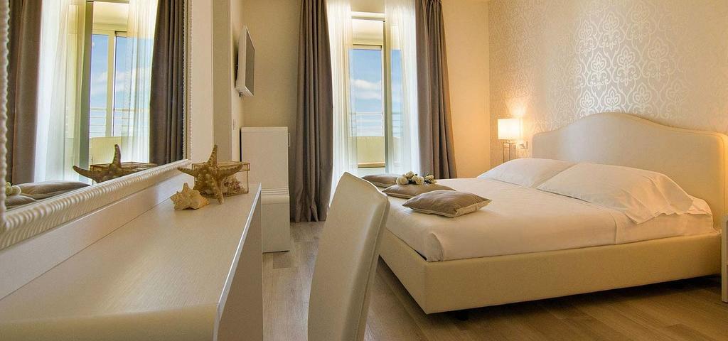 Apartament typu Panoramic Suite z bocznym widokiem na morze