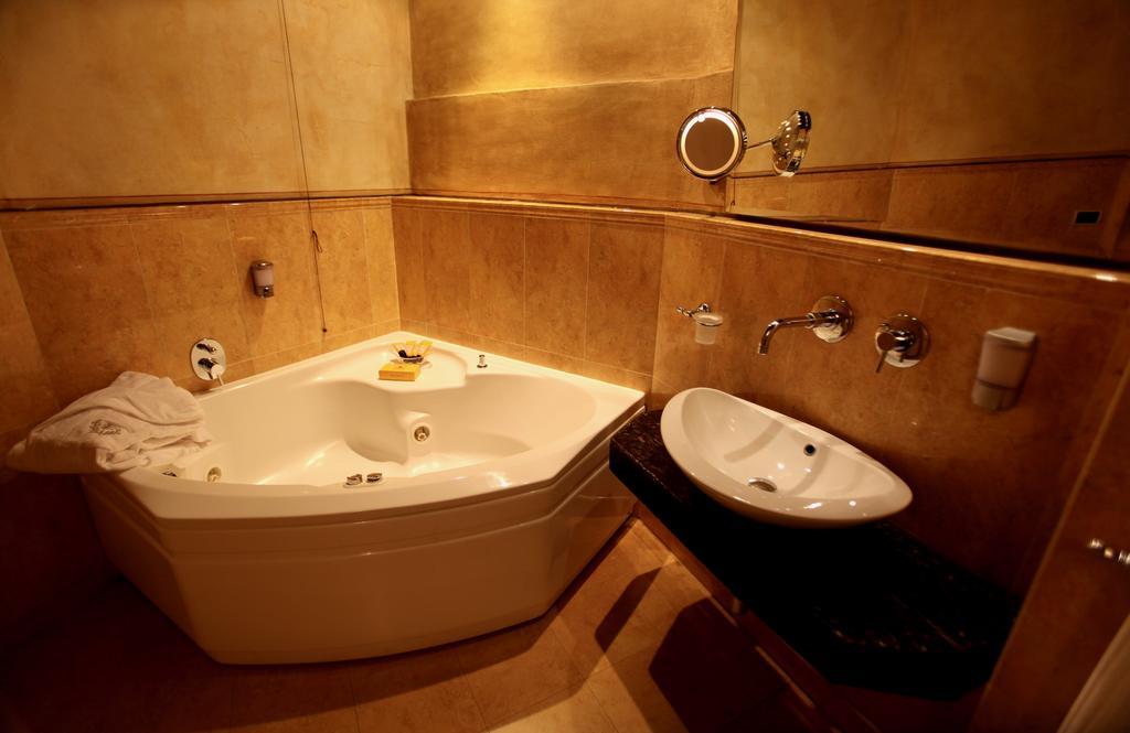 Queen Suite Spa Bath