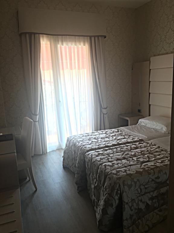 Classic Doppel- oder Zweibettzimmer mit Balkon und Poolblick