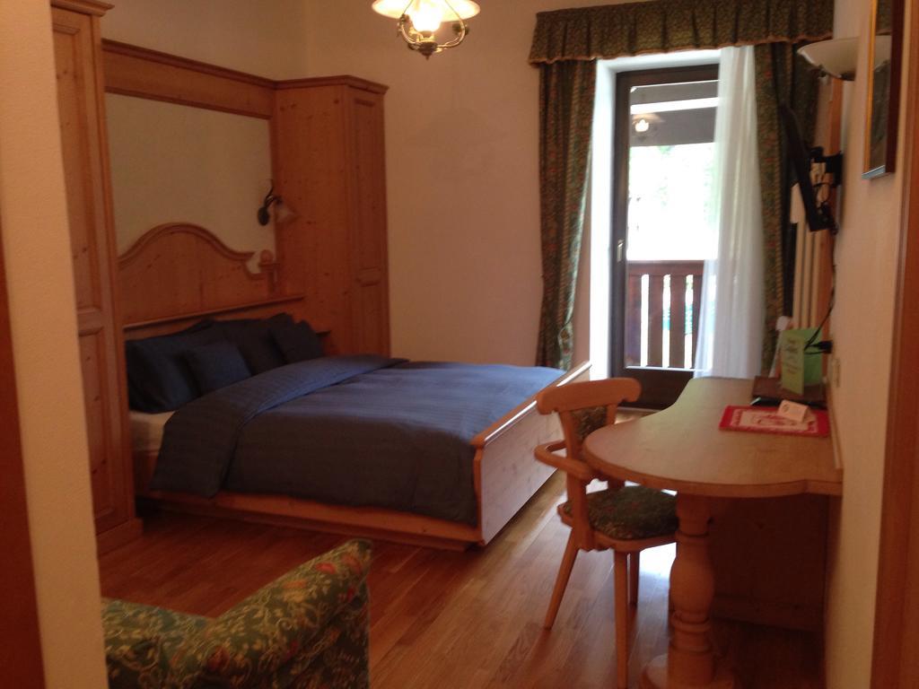 Double or Twin Room Partial Lake View,444884427:JPEG
