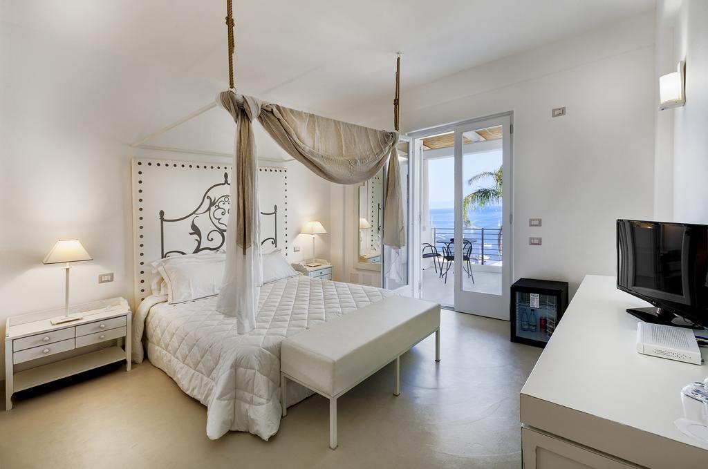 Chambre Double Supérieure - Vue sur Mer et Côté Piscine