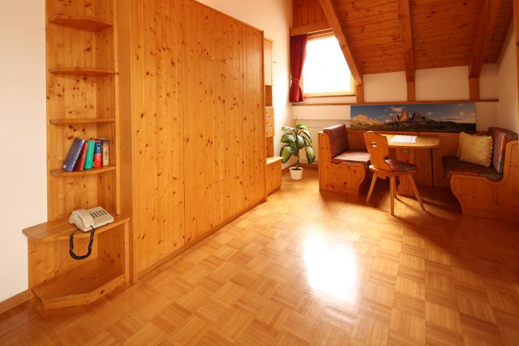 One-Bedroom Apartment Balcony,392741790:JPEG