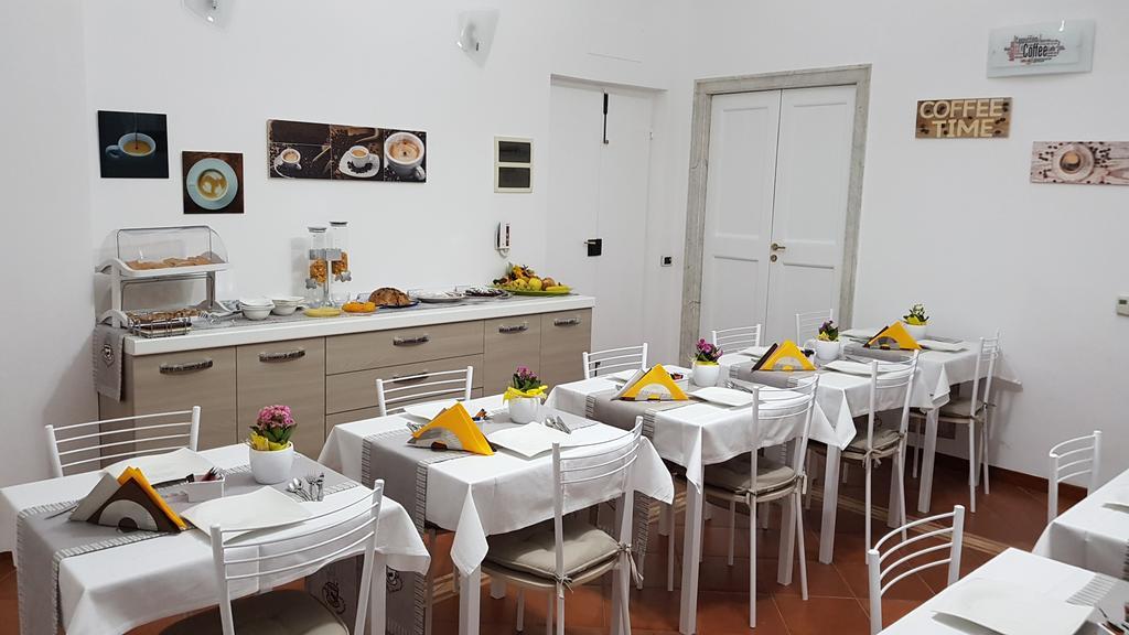 One-Bedroom Apartment with Kitchenette