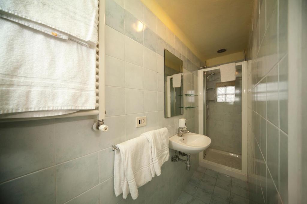 Triple Room En Suite Bathroom,695298435:JPEG