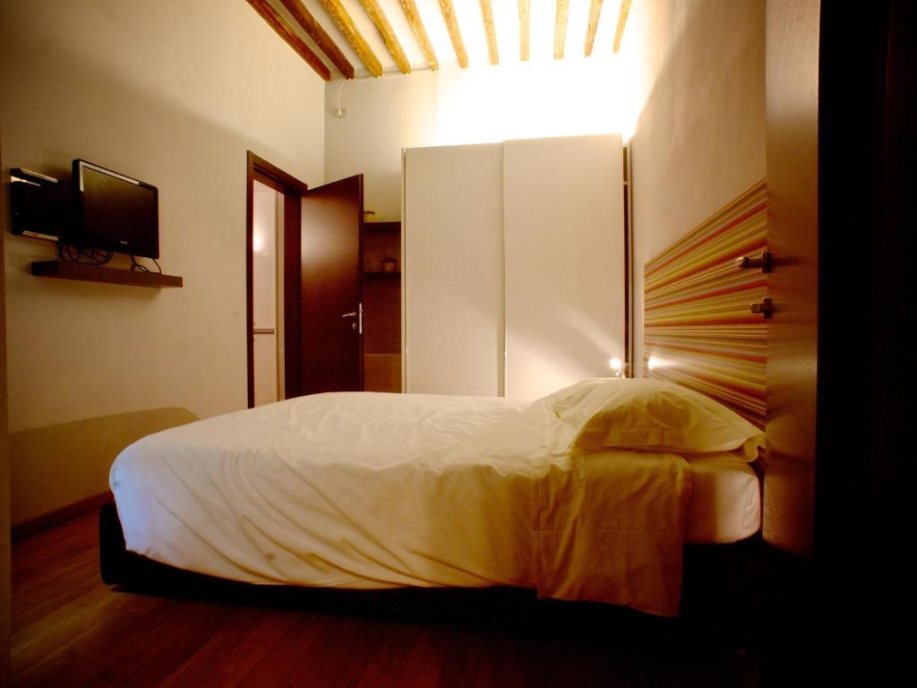 One-Bedroom Apartment Courtyard View