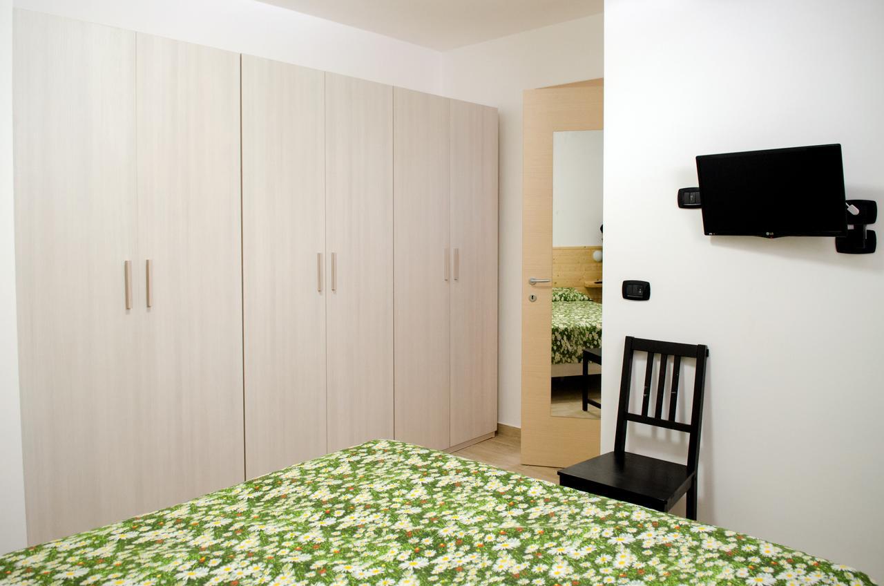 Two-Bedroom House,526082070:JPEG