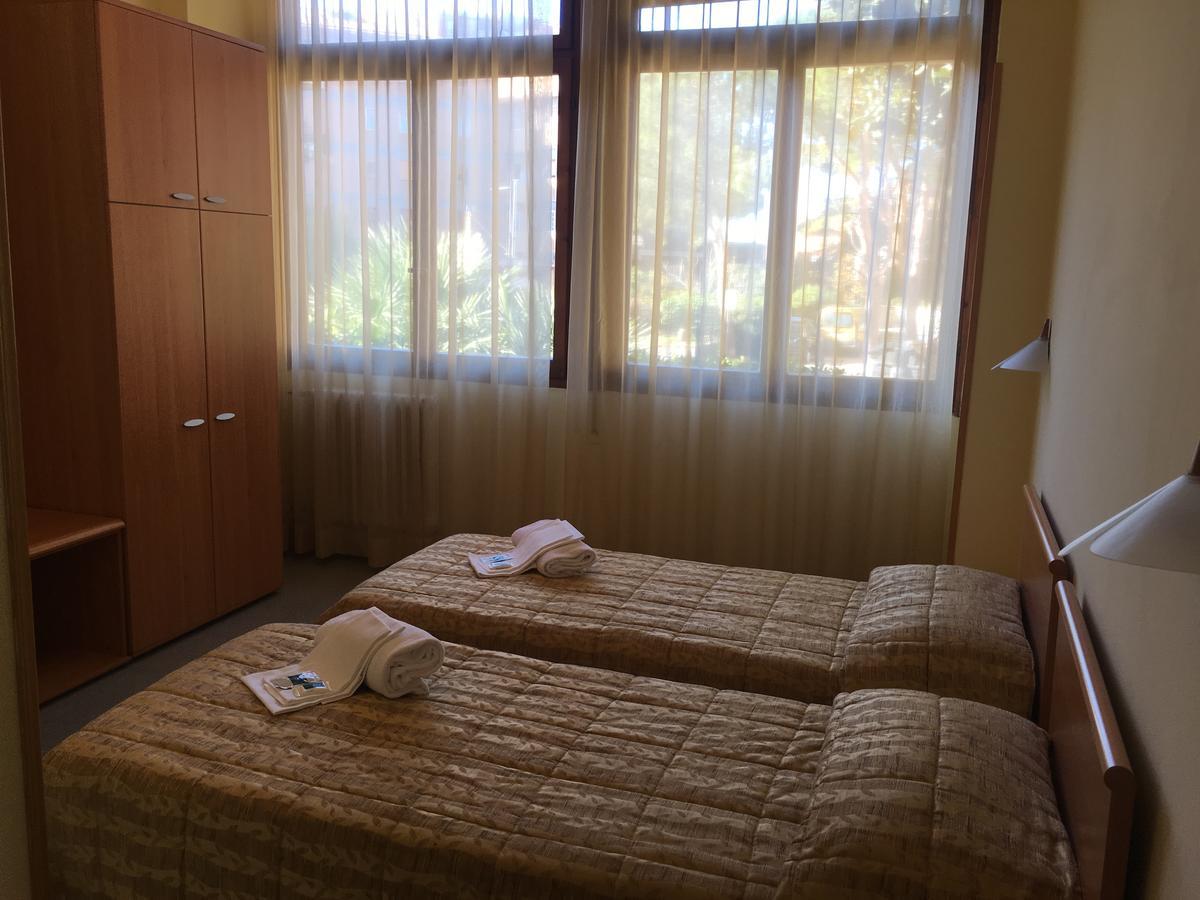 Quarto com 2 Camas de Solteiro