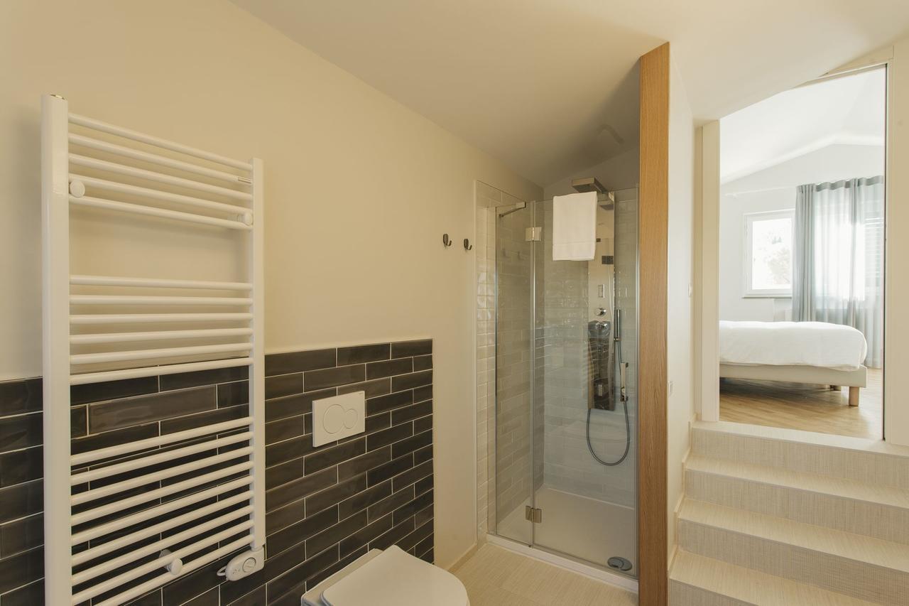 Quadruple Room Shower,543401313:JPEG