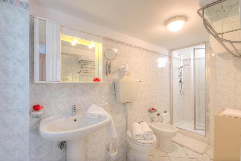 Studio (2 Adults),170348181:JPEG