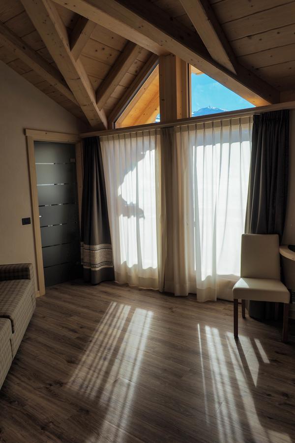 Family Room with Mezzanine and Mountain View,573458460:JPEG