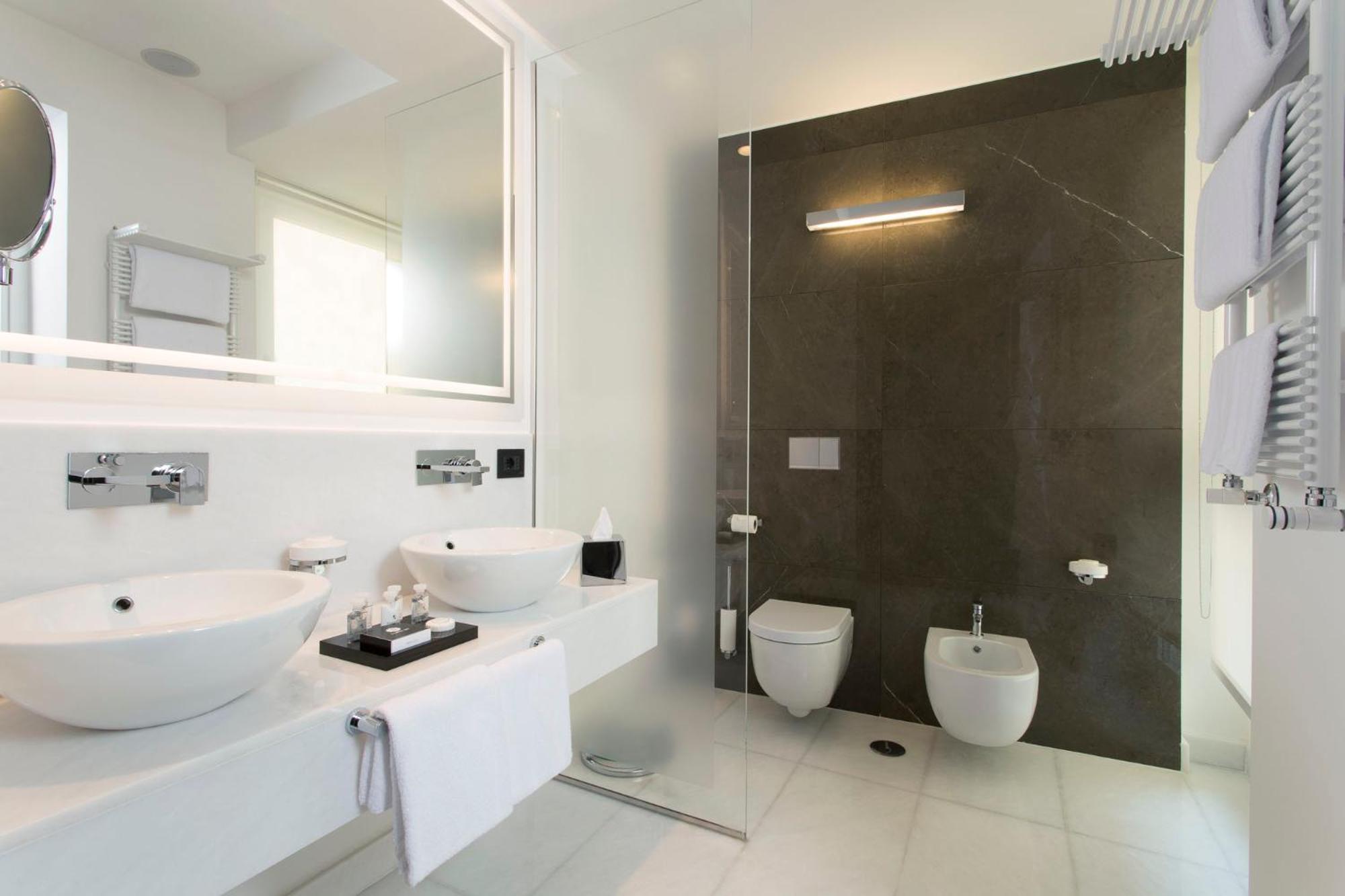 Apartament typu Suite z łóżkiem typu king-size i balkonem