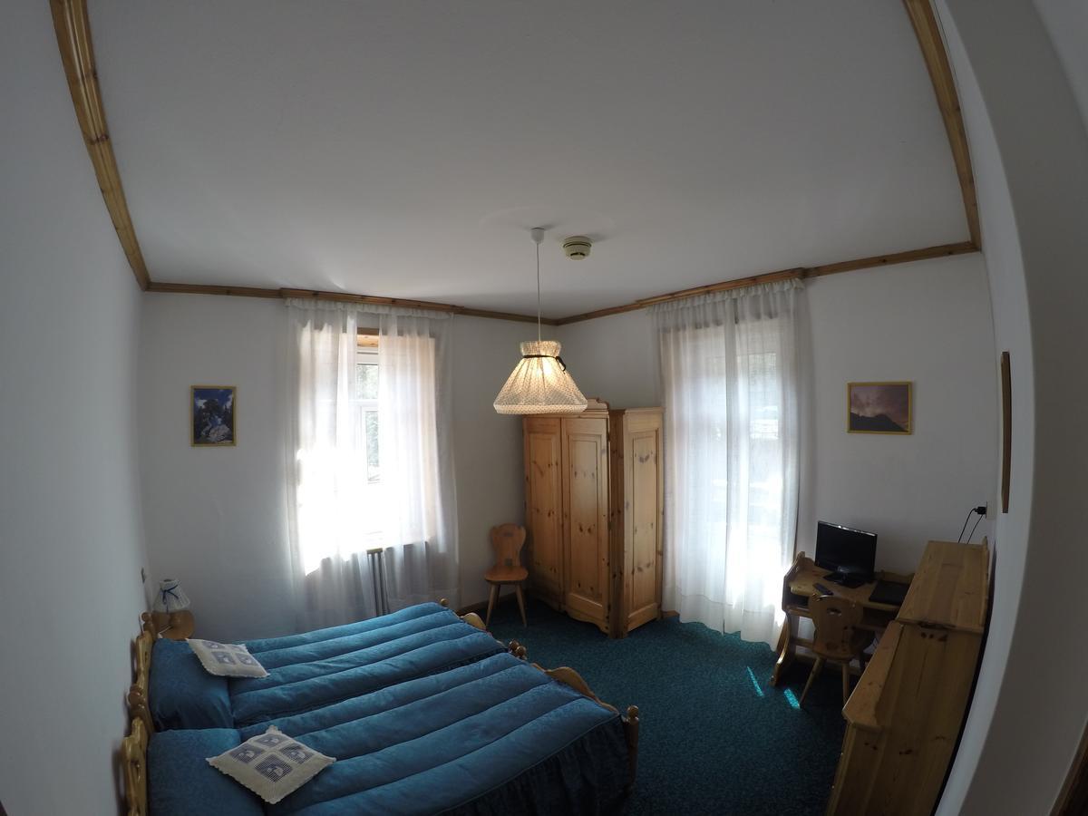 Zweibettzimmer mit Bad