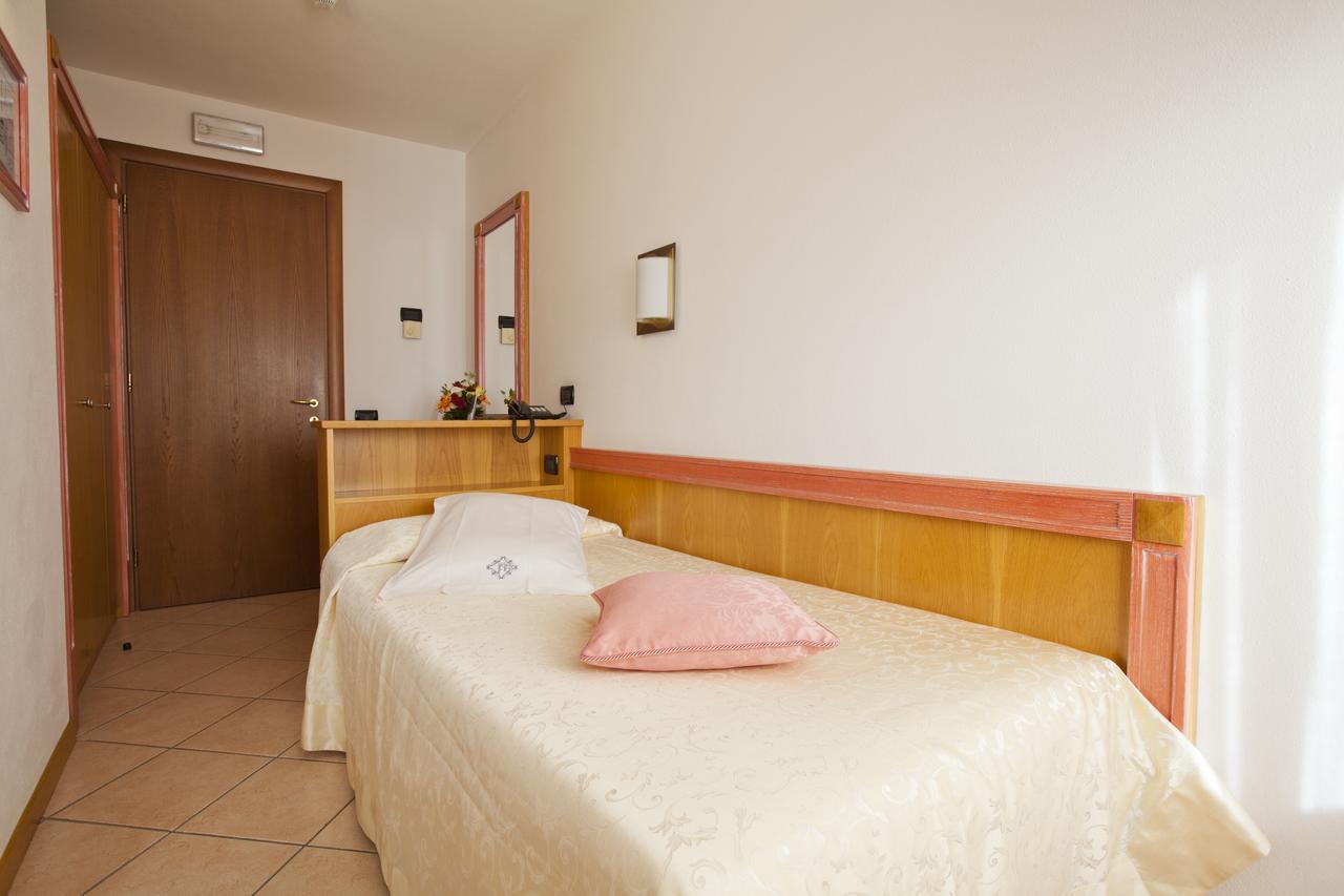 Single Room,608924148:JPEG