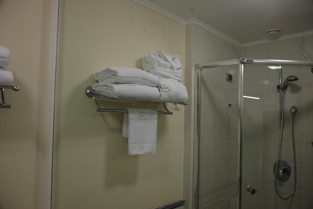 Quarto Clássico com Cama de Casal ou 2 de Solteiro